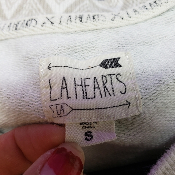 3/$15 La hearts cute aztec sweater size small - Picture 7 of 7